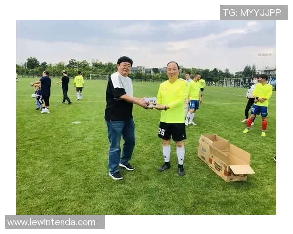 足球明星之间的友谊与情谊通过精心挑选的礼品传递温暖与祝福